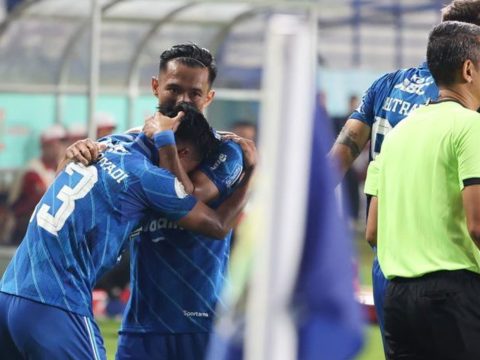 Persib Bandung Kena Denda Rp50 Juta Gara-gara Suporter Masuk Lapangan